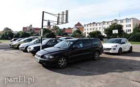 SP 23: boisko czy parking?