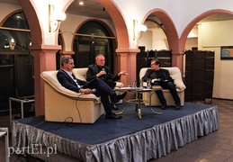 Ksiądz stojący za ołtarzem nie zawsze ma rację