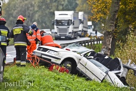 Uderzył w drzewo, zginęła 17-latka