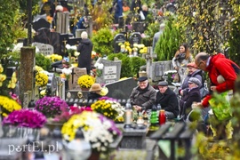 Elblążanie odwiedzają groby bliskich