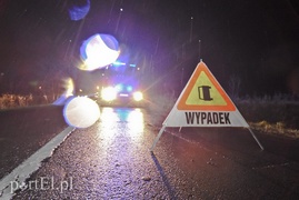 Chciał wyprzedzić, wypadł z drogi