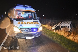 Chciał wyprzedzić, wypadł z drogi