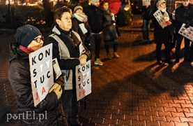 Pikietujący pod sądem: \"weta okazały się oszustwem\"