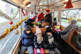 Tramwaj z Mikołajem po torach mknie
