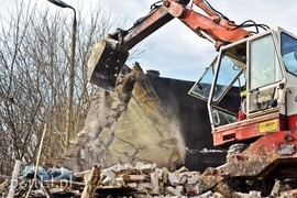 Wyburzają kolejny budynek