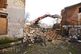 Wyburzają kolejny budynek