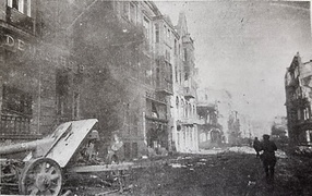 1 Maja. Sowieccy reporterzy wojenni na zniszczonej Adolf Hitlerstrasse (1 Maja), na zdjęciu widoczne niemieckie działo PaK (prawdopodobnie model 43), z lewej gmach Deutsche Bank. Fot. Emanuel Nowewicz Jewzierichin