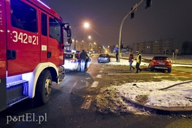 Zderzenie mercedesa z renault, jedna osoba w szpitalu