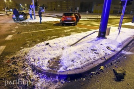 Zderzenie mercedesa z renault, jedna osoba w szpitalu