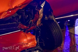 Zderzenie mercedesa z renault, jedna osoba w szpitalu