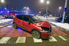 Zderzenie mercedesa z renault, jedna osoba w szpitalu