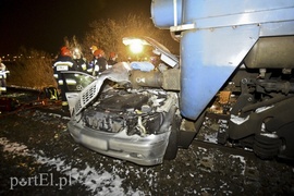 Wjechał mercedesem pod pociąg