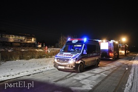 Wjechał mercedesem pod pociąg