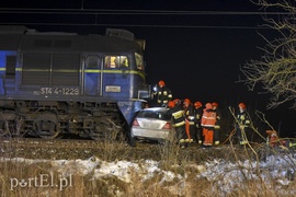 Wjechał mercedesem pod pociąg