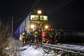 Wjechał mercedesem pod pociąg