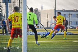 Debiutanci dostali lekcję futbolu