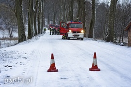 Ślisko na drogach, kobieta uderzyła w drzewo