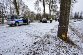 Ślisko na drogach, kobieta uderzyła w drzewo