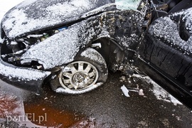 Ślisko na drogach, kobieta uderzyła w drzewo