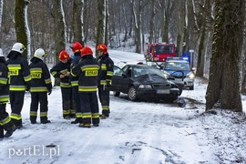 Ślisko na drogach, kobieta uderzyła w drzewo