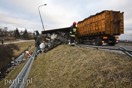 Węzeł Wschód: przewróciła się ciężarówka ze złomem