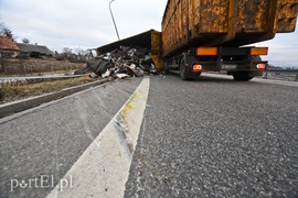 Węzeł Wschód: przewróciła się ciężarówka ze złomem