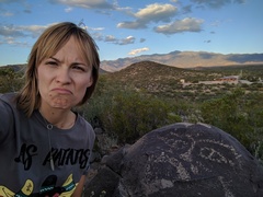 Sylwia ze swoją starożytną podobizną w Three Rivers, Nowy Meksyk