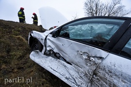 Zderzenie toyoty z mazdą przed cmentarzem