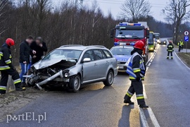 Zderzenie toyoty z mazdą przed cmentarzem