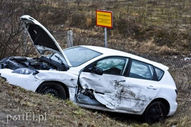 Zderzenie toyoty z mazdą przed cmentarzem