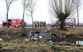 Wjechali do rowu, kierowca nie żyje