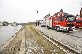 Karmił kaczki i wpadł do rzeki