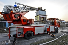 Pożar traw rozprzestrzenił się do stolarni