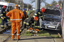 Wjechał toyotą pod tramwaj