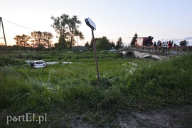 Na zakręcie pojechała… prosto