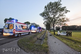 Zasnął za kierownicą i uderzył w drzewo