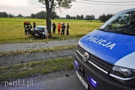 Zasnął za kierownicą i uderzył w drzewo