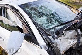 Zasnął za kierownicą i uderzył w drzewo