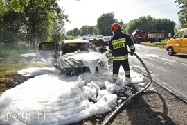 Pożar samochodu na drodze nr 22