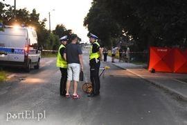 Motorowerzysta zginął po uderzeniu w drzewo