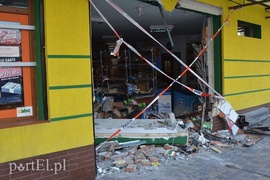 Wjechał autem do sklepu