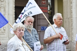Władza, w sposób cyniczny, robi z nas poddanych