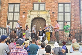 Historia z przewodnikami w tle