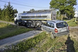 Zderzenie opla z ciężarówką podczas wyprzedzania