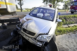 Zderzenie opla z ciężarówką podczas wyprzedzania