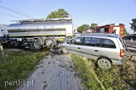 Zderzenie opla z ciężarówką podczas wyprzedzania