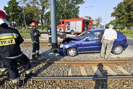 83-latek uderzył w tramwaj na rondzie
