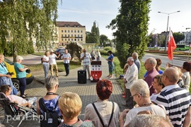 Jedyny taki dąb w Polsce ma nową tablicę