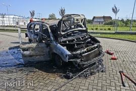 Na Żuławskiej spłonął chrysler