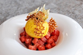 Deser - Arbuz i pieprz: 
sorbet mango/ arbuz/ biała czekolada/ mięta/ pieprz.